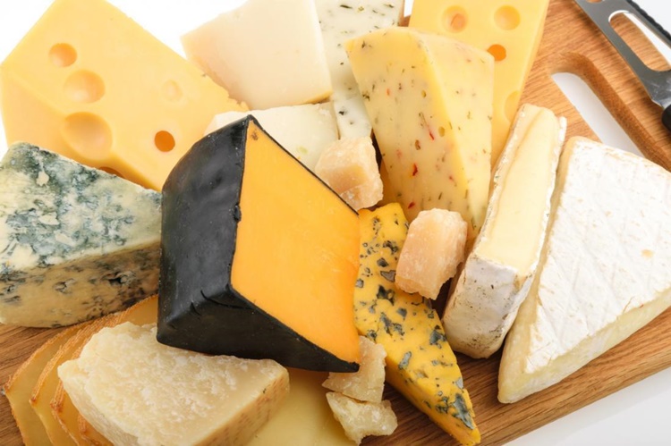 Why Eating Cheese Before Bedtime Is Not A Good Idea